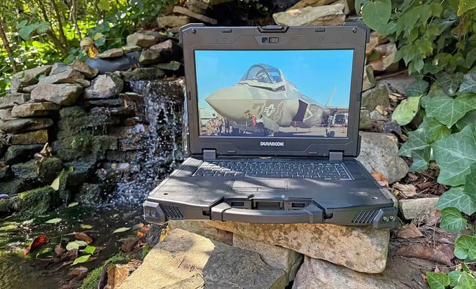 Pourquoi choisir un PC portable durci pour vos équipes terrain ?