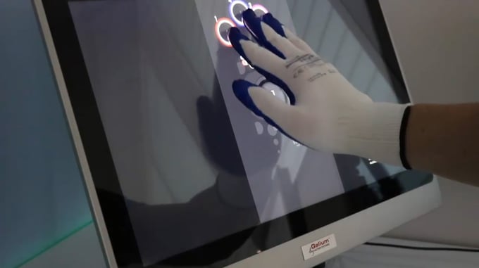 Quels gants industriels utiliser sur une dalle capacitive projetée ?